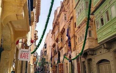Stolica Malty Valletta - budynki z charakterystycznymi balkonami