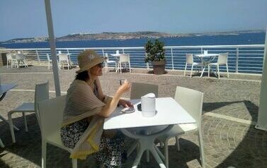 Relaks nad morzem, w tle sąsiednia wyspa Gozo
