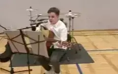 Uczeń grający na gitarze