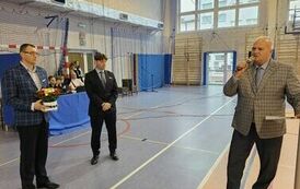 Ireneusz Kwiecjasz &ndash; przewodniczący Rady Miasta Staszowa i przewodniczący Rady Rodzic&oacute;w naszej szkoły oraz p.  Damian Toporowski &ndash; skarbnik Rady Rodzic&oacute;w wręczają kwiaty dyrektorowi szkoły  dr Dariuszowi Kubalskiemu z okazji Święta Szkoły
