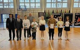 Dyrektor szkoły dr Dariusz Kubalski , dr Leszek Kopeć &ndash; Burmistrz Miasta i Gminy Stasz&oacute;w, Ireneusz Kwiecjasz &ndash; przewodniczący Rady Miasta Staszowa oraz laureaci konkurs&oacute;w