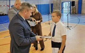Dr Leszek Kopeć &ndash; Burmistrz Miasta i Gminy Stasz&oacute;w, Ireneusz Kwiecjasz &ndash; przewodniczący Rady Miasta Staszowa  oraz p. Anna Legawiec wręczają nagrody laureatom  konkurs&oacute;w (Szymon Orkisz) 