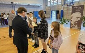Dyrektor szkoły dr Dariusz Kubalski oraz Ireneusz Kwiecjasz &ndash; przewodniczący Rady Miasta Staszowa wręczają nagrody laureatom konkurs&oacute;w