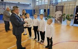 Wręczenie nagr&oacute;d w konkursie konkursy- plastyczny &ndash; Moja szkoła &ndash; wczoraj, dziś i jutro. Burmistrz Miasta i Gminy Stasz&oacute;w dr Leszek Kopeć oraz Ireneusz Kwiecjasz &ndash; przewodniczący Rady Miasta Staszowa oraz przewodniczący Rady Rodzic&oacute;w naszej szkoły