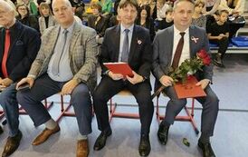 Goście uroczystości: (od lewej) p. Bonifacy Wojciechowski &ndash; radny miasta Staszowa, Ireneusz Kwiecjasz &ndash; przewodniczący Rady Miasta Staszowa oraz przewodniczący Rady Rodzic&oacute;w naszej szkoły, p. dr Dariusz Kubalski &ndash; dyrektor PSP nr 2 im. I. J. Paderewskiego w Staszowie, p.  dr Leszek Kopeć &ndash; Burmistrz Miasta i Gminy Stasz&oacute;w