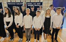 Młodzi artyści, uczniowie naszej szkoły,  kt&oacute;rzy przygotowali część artystyczną akademii w scenie finałowej