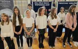 Młodzi artyści, uczniowie naszej szkoły,  kt&oacute;rzy przygotowali część artystyczną akademii w scenie finałowej