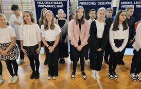 Młodzi artyści, uczniowie naszej szkoły,  kt&oacute;rzy przygotowali część artystyczną akademii w scenie finałowej