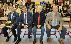 Goście uroczystości: (od lewej) p.  Damian Toporowski &ndash; skarbnik Rady Rodzic&oacute;w, p. Jerzy Jabczuga &ndash; dyrektor Zespołu  Szk&oacute;ł im. Stanisława Staszica w Staszowie, p. Bonifacy Wojciechowski &ndash; radny miasta Staszowa, Ireneusz Kwiecjasz &ndash; przewodniczący Rady Miasta Staszowa oraz przewodniczący Rady Rodzic&oacute;w naszej szkoły