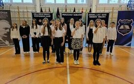 Wzruszająca finałowa pieśń Taki kraj w wykonaniu uczennic i uczni&oacute;w z klas 5 c i 6 d
