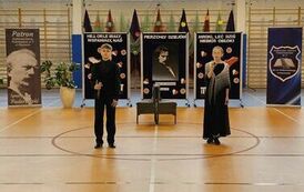 Uczniowie klasy VII b Emilia Maziarz i Maciej Zieliński w przejmującej scence, przedstawiającej dramatyzm wojny