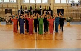 Uczniowie klasy III a w układzie tanecznym pt. Drzewa