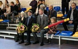 Dyrektorzy Szkoły po Ślubowaniu Pierwszoklasist&oacute;w
