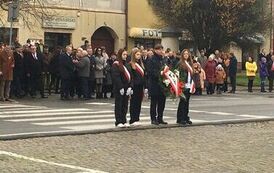 Złożenie kwiat&oacute;w pod pomnikiem