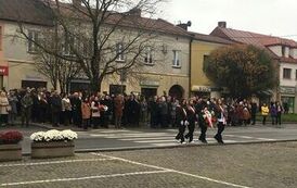 Złożenie kwiat&oacute;w pod pomnikiem