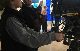 MIKOŁAJ ZAINTERESOWANY PRACĄ OPERATORA