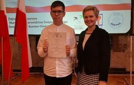 Wojciech Glica wraz z nauczycielką  języka polskiego Małgorzatą Rajcą