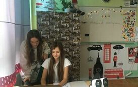 Dziewczyny wymyślają pytania do Chat GPT