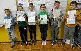 Uczniowie prezentują wyniki z konkursu