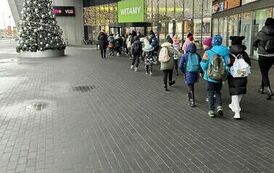 Klasa 2 c przed Galerią Navigator w Mielcu