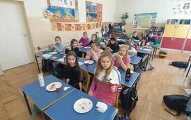 Klasa 3c podczas jedzenia pizzy