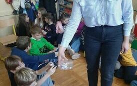Klasa 3c podczas wr&oacute;żb andrzejkowych