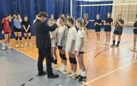 Dyrektor wręcza brązowe medale
