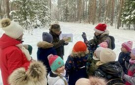 Uczniowie klasy 1 b słuchają, jak zimą pomagać zwierzętom leśnym