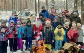 Wsp&oacute;lne zdjęcie uczni&oacute;w klasy 1 b z Mikołajem