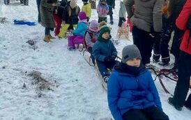 Uczniowie klasy 1 b podczas kuligu