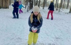 Amelka rzuca śnieżkami