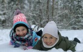 Lila i Janek podczas zabawy na śniegu