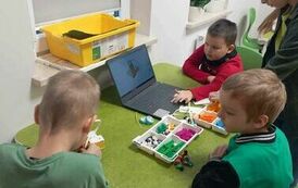 Chłopiec buduje projekt