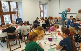 Klasa 4c podczas warsztat&oacute;w malowania na szkle w Muzeum Dialogu Kultur w Kielcach