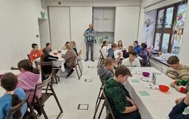 Klasa 4a podczas warsztat&oacute;w malowania na szkle w Muzeum Dialogu Kultur w Kielcach