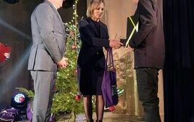Burmistrz Miasta i Gminy Stasz&oacute;w dr Leszek Kopeć oraz Zastępca Burmistrza Miasta i Gminy Stasz&oacute;w dr Ewa Kondek wręczają dyplom i upominki Wojciechowi Glicy