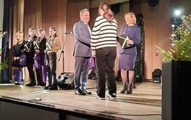 Burmistrz Miasta i Gminy Stasz&oacute;w dr Leszek Kopeć oraz Zastępca Burmistrza Miasta i Gminy Stasz&oacute;w dr Ewa Kondek wręczają dyplom i upominki Julii Strojnej