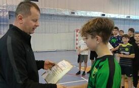 Dekoracja kr&oacute;la strzelc&oacute;w na zakończeniu turnieju