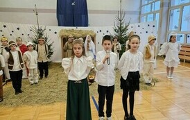 Dzieci kończą przedstawienie