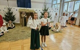 Dziewczynka śpiewa pastorałkę