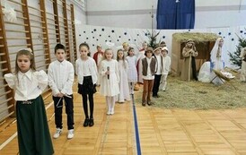 Dzieci przygotowują się do gry na fletach