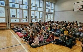 Widzowie oglądający przedstawienie