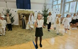 Uczennica śpiewa pastorałkę