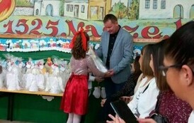 Prezent dla Pana Dyrektora wręczony przez dzieci z klasy 2 A