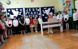 Występ uczennicy Natalki &ndash; kolęda Wśr&oacute;d nocnej ciszy grana na fortepianie