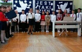 Recytacja wiersza przez uczennicę Igę