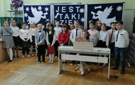 Wsp&oacute;lne śpiewanie piosenki Pada śnieg