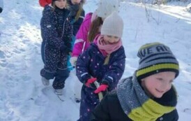 Zabawy uczni&oacute;w klasy I b na leśnych, zimowych ścieżkach