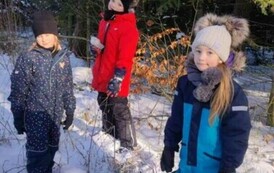 Zuzia, Jasiek i Jag&oacute;dka słuchają opowiadań Pani Leśnik