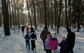 Uczniowie klasy I b wędrują przez las